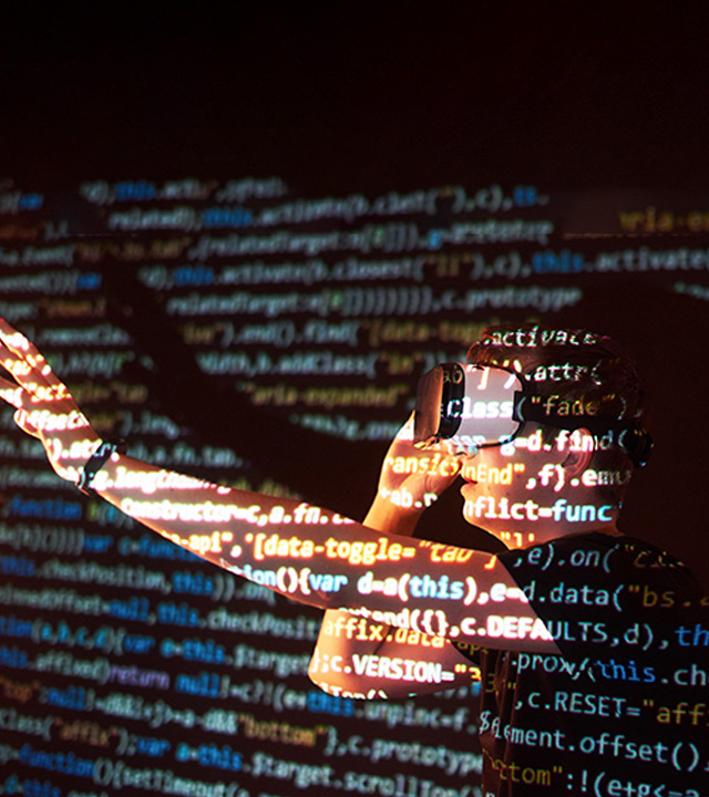 Mann mit Ai Brille wird von leuchtender Codeschrift geblendet
